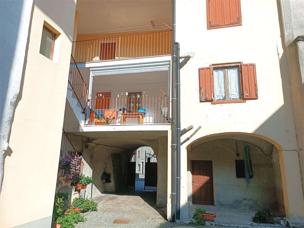 Casa Indipendente in vendita a Borgofranco d'Ivrea piazza Bredda 4