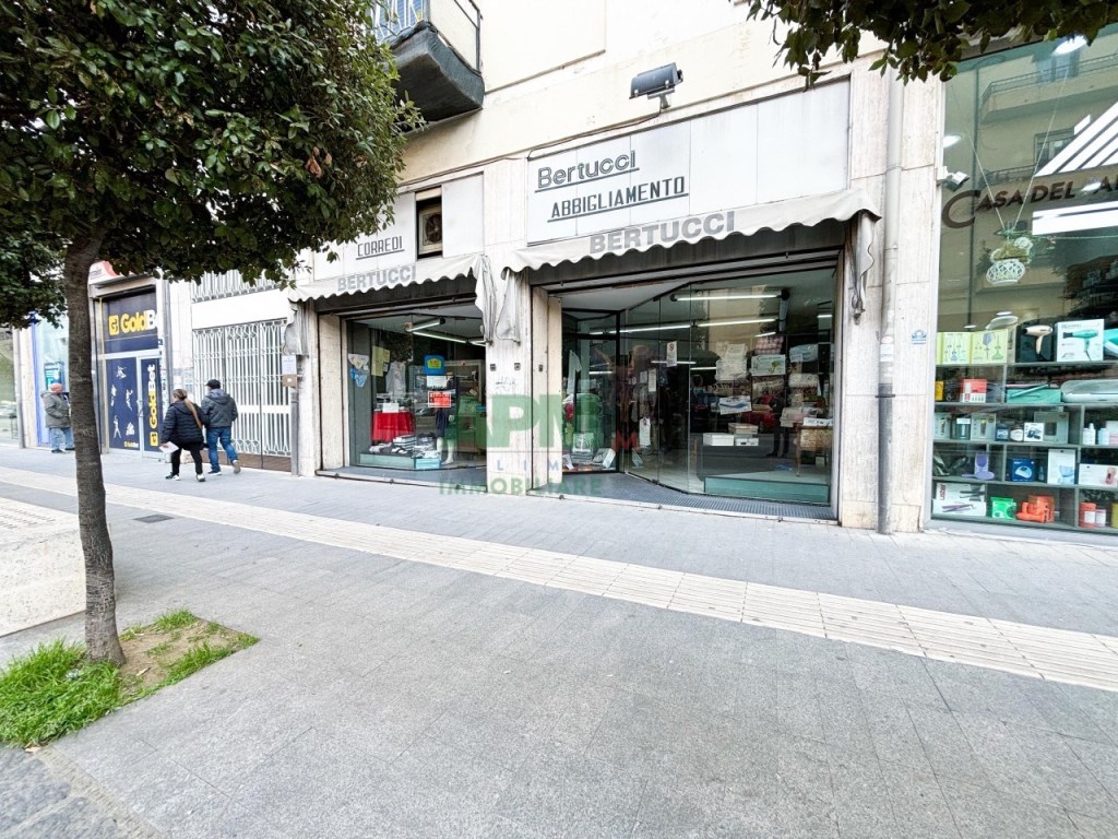 Locale Commerciale in vendita a Cosenza corso Luigi Fera 16, 16