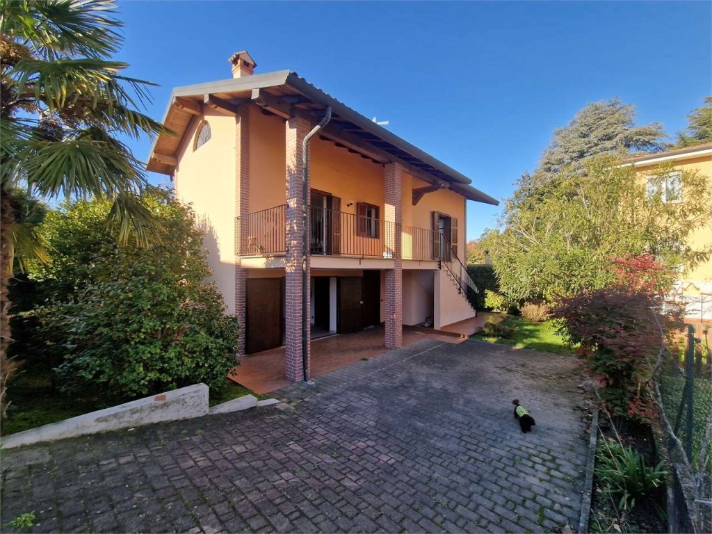 Casa Indipendente in vendita a Castelletto sopra Ticino via Caravaggio