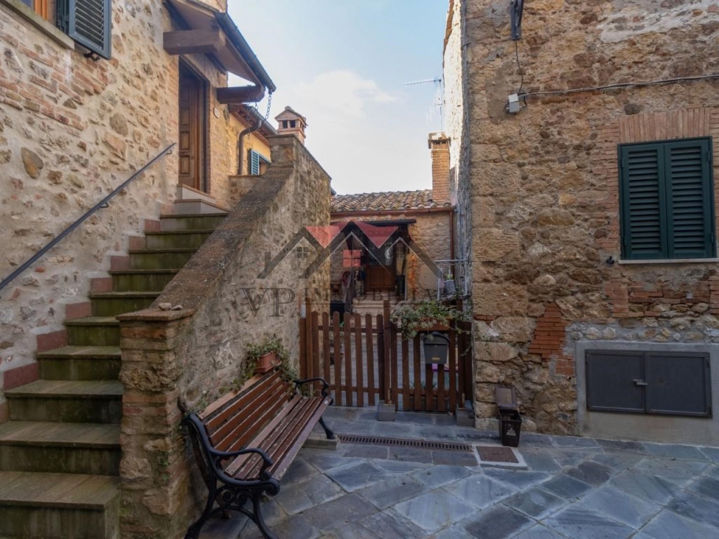 Appartamento in vendita a Pomarance via Castello in Lustignano,