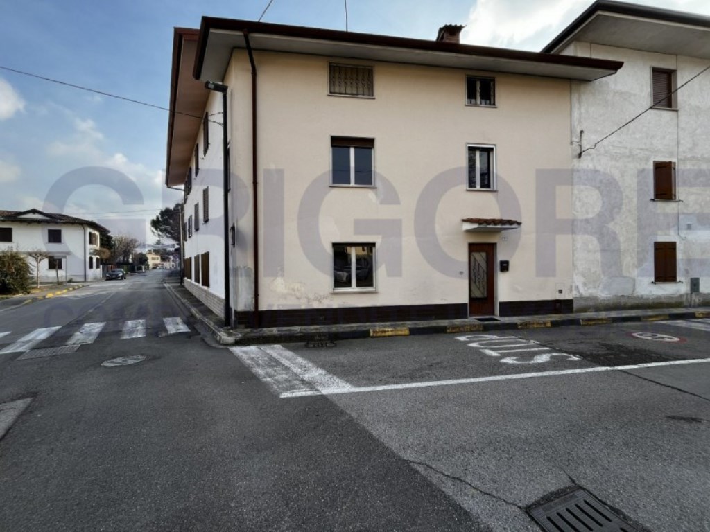 Casa a Schiera in vendita a Capriva del Friuli via gemona 1