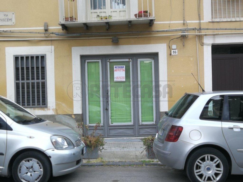 Laboratorio in vendita a Caltanissetta via Niscemi, 96