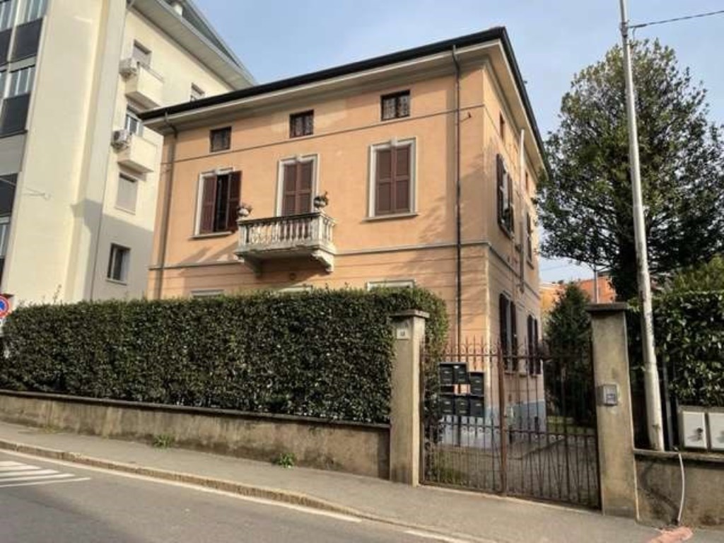 Casa Indipendente in vendita a Varese via Nino Bixio