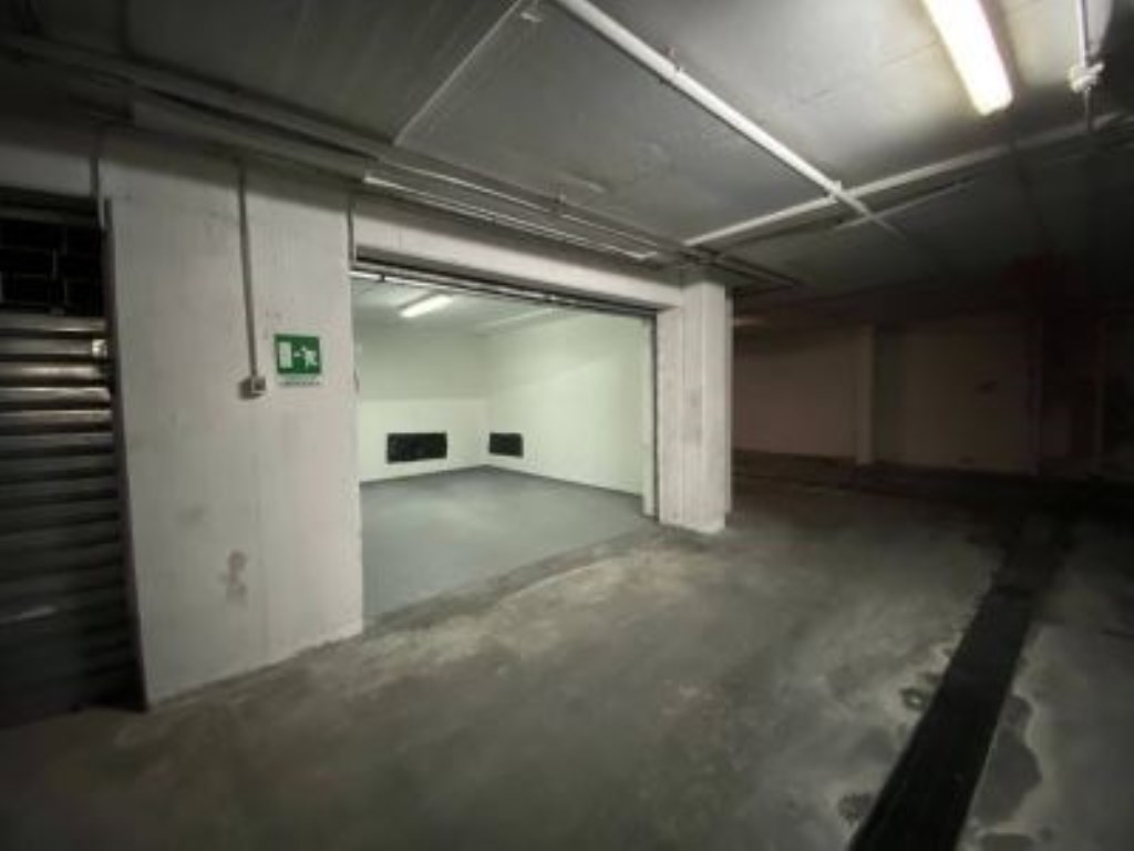 Garage in affitto a Bari via Napoli, 164
